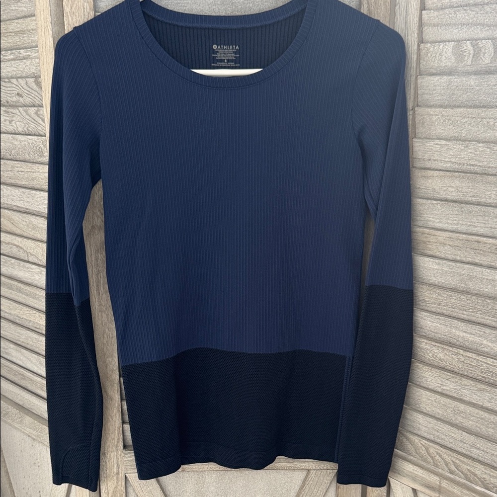 Athleta longSleeve textured active top Two-Tone Navy and Black size small